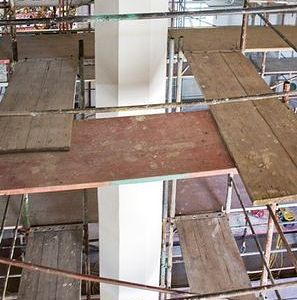 Besichtigung der Baustelle am Gerüst