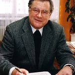 Josef Ahammer am Schreibtisch