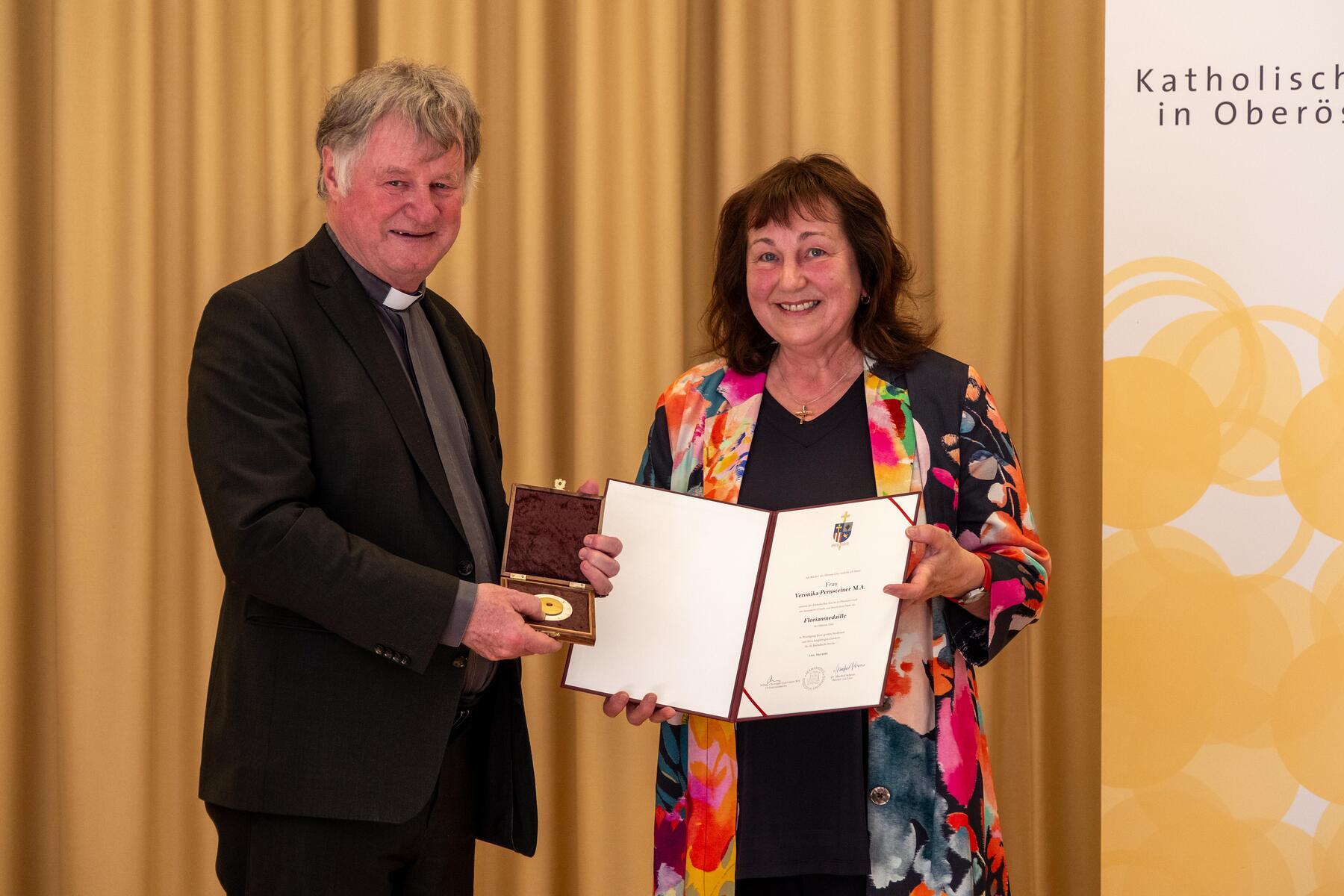 Bischof Manfred Scheuer verlieh Veronika Pernsteiner M.A. aus Lacken die Florian-Medaille.