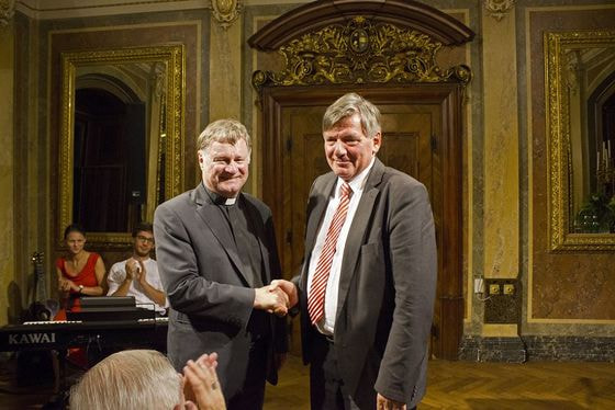 Bischof Dr. Manfred Scheuer (l.) dankte dem nunmehr pensionierten Direktor Dr. Wilhelm Achleitner für dessen Verdienst um das Bildungshaus Schloss Puchberg.