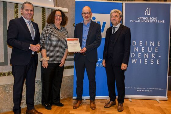 Pater Johannes Schasching-Preis / © Markus Prantl Von links: ao. Univ.-Prof. Dr. Christian Friesl, MBA, Mag. Veronika Säckl (IV), Ass.-Prof. PD Dr. Lukas Kaelin, Rektor Univ.-Prof. Dr. Michael Fuchs (KU Linz).