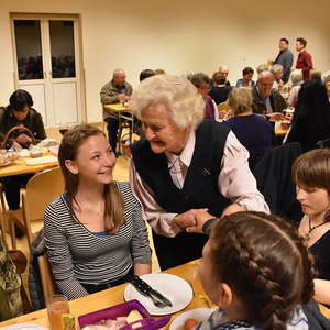 gesegnete Speisen werden verzehrt