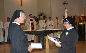 Sr. Doris Maria bittet die Provinzoberin um die Ablegung der Ewigen Profess als Barmherzige Schwestern vom heiligen Kreuz