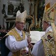 Erzbischof Alois Kothgasser spendete Manfred Scheuer (l.) am 14. Dezember 2003 im Innsbrucker Dom die Bischofsweihe.