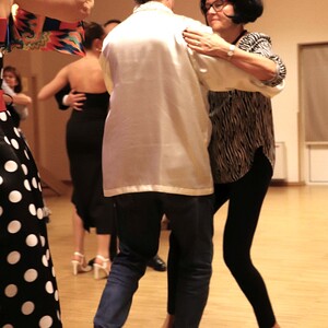 Föhnfarisur trifft Schulterpolster - Das Motto dieses Festes