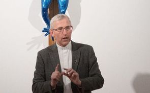 Bischofsvikar Johann Hintermaier in der Ausstellung 'Skandal Normal?'