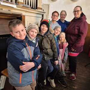 Kinder erforschen die Kirche