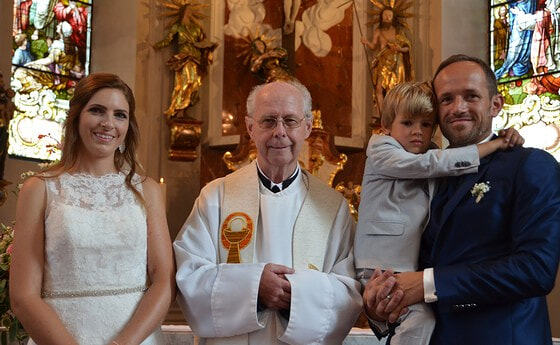 Familie Linecker mit Pfarrer Wiesbauer