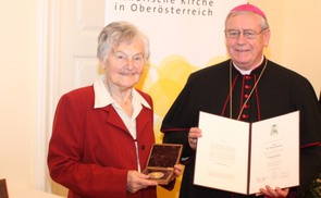 Dr.in Wilma Immler wurde 2009 mit der Florianmedaille der Diözese Linz ausgezeichnet, überreicht von Bischof em. Dr. Ludwig Schwarz