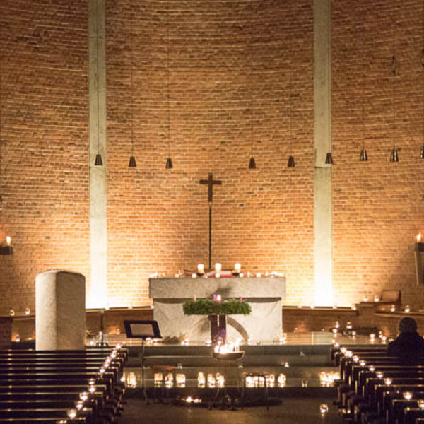 Altar im Kerzenschein