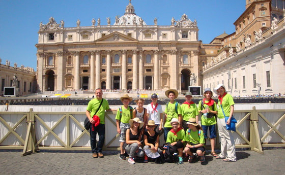  Gruppenfoto vor dem Petersdom                       