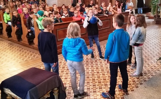 Schulgottesdienst 2017 / © Pfarre Maria Puchheim Ein Ball für alle