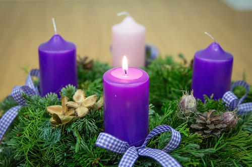 Kerzen in lila und rosa