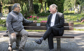 Bischof Manfred Scheuer und Clemens Frauscher vom St. Barbara Friedhof im Gespräch