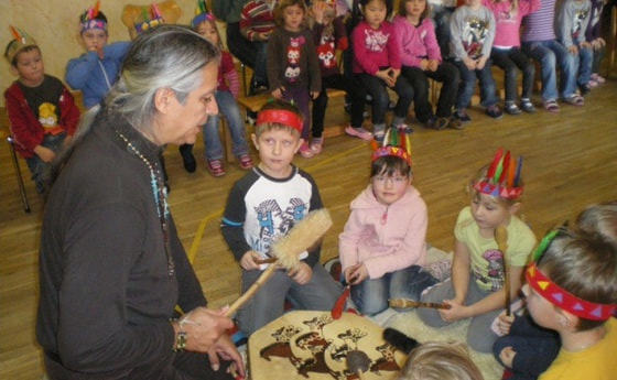 Perry Silverbird zu Besuch im Kindergarten