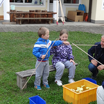 Kinder beim Angelspiel