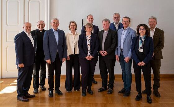 Bischof Manfred Scheuer mit Mitgliedern des Stiftungsrates