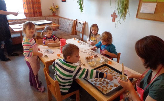 In der Weihnachtskindergartenbäckerei                              
