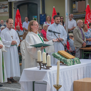 Feld-Festgottesdienst anl?sslich des Musi-Spektakels der Stadtkapelle KirchdorfBild: Pastoralassistentin Bernadette Hackl beim Gottesdienst im StadtzentrumFoto Jack Haijes