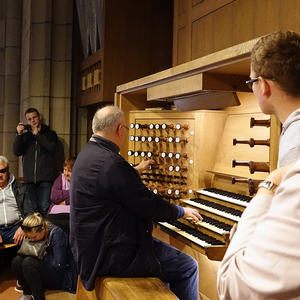 Domorganist Wolfgang Kreuzhuber mit großen und kleinen Orgelentdeckerinnen und Orgelentdeckern an der Rudigierorgel