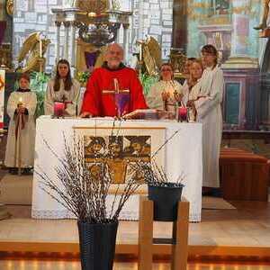 Pater Werner hinter dem Altar