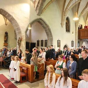 Alle sind in der Kirche festlich versammelt