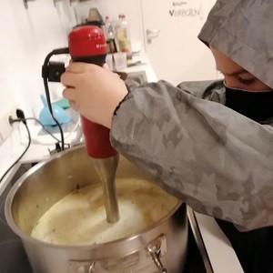 Beim kräftigen Pürieren