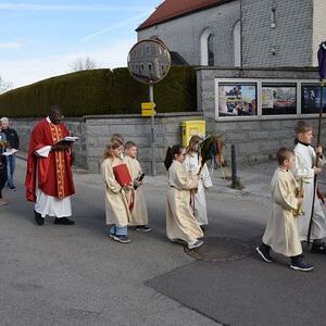 Palmweihe vor dem Pfarrheim