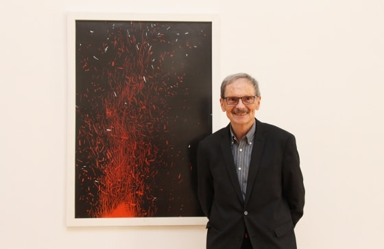 Herbert Friedl vor seinem Werk „Das Element Feuer“ aus dem Zyklus „Vier Elemente“ (Farbholzschnitt, dreifärbig, 116,5 x 80,5 cm, 2009)