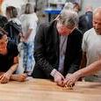Bischof Manfred Scheuer zu Besuch in der Feinbäckerei Eichler