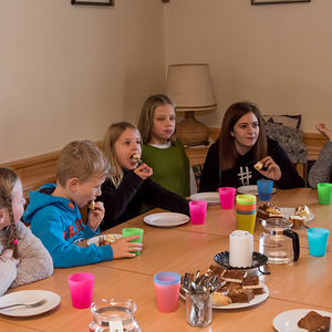 Neue Ministranten in der Pfarre Kirchdorf/KremsAm Christkönigssonntag steht der Gottesdienst in Kirchdorf/Krems ganz im Zeichen der Ministrantinnen und Ministranten. Die beiden Leiter Jakob und Samuel Haijes haben dabei auf kindgerechte Elemente bes