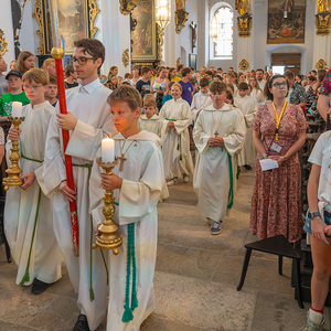 Kirchdorfer Minis beim Einzug zum lebensfrohen Gottesdienst