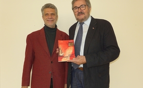 Verleger DDr. Helmut Wagner und „Häfenpfarrer“ Hans Gruber mit dem neu erschienenen Buch. 