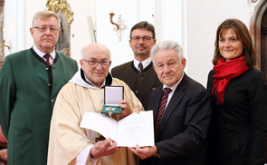 Silbernes Ehrenzeichen des Landes Oberösterreich an Marianus Hauseder © Land OÖ/Heinz Kraml