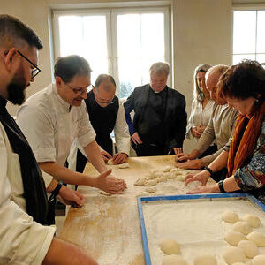 Für Bischof Manfred Scheuer war die Bäckereibesichtigung als Sohn eines Bäckers eine vertraute Umgebung.