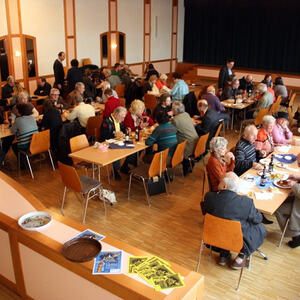 Neues Gotteslob im Gottesdienst und Männerfrühschopppen