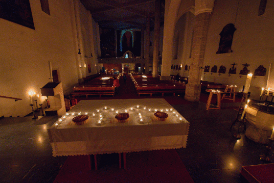 Kirchenraum in der Pfarre Kirchdorf an der Krems erstrahlt im Kerzenlicht