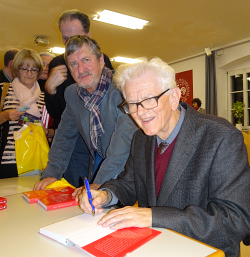 Johannes Marböck beim Signieren seines Buches