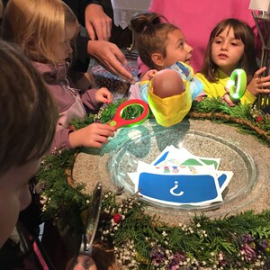 Kinder entdecken den Kirchenraum