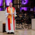 Bischof Manfred Scheuer spendete bei der Ökumenischen Eröffnungsvesper im Rahme der „Langen Nacht der Kirchen'  im Mariendom Linz den Schlusssegen.