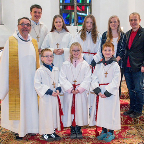 Christkönigssonntag wird der Sonntag vor dem neuen Kirchenjahr bezeichnet. Hier stehen die Ministrantinnen und Ministranten im Vordergrund, ihnen wird für ihren Dienst gedankt. Foto: Jack Haijes 