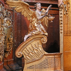 Hochaltar: Engel mit Weihrauchfass