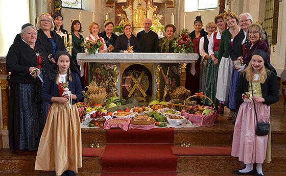 Goldhaubengruppe beim Erntedankfest 2019 in der Pfarrkirche Kopfing