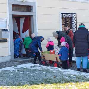 Kinder bringen die verpackten Weihnachtsgeschenke