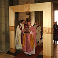 Bischof Schwarz durchschreitet die Pforte der Barmherzigkeit im Linzer Mariendom.