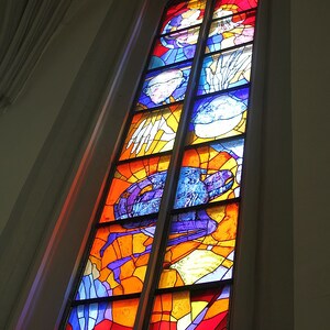 Glasfenster 'Lebensweg' beim Oswald-Altar