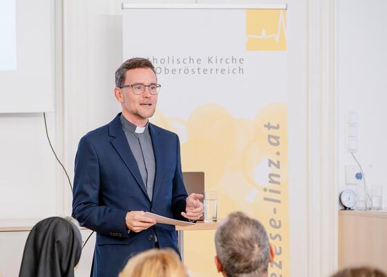 Präsentation Magazin INSPIRIERT | Im Anfang war das Bild / © Diözese Linz / Johannes Kienberger Michael Münzner, Geschäftsführer von 'Buch & Segen'