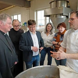 Besuch des Bischofs in der Kremstaler Hofbaeckerei der Familie Resch