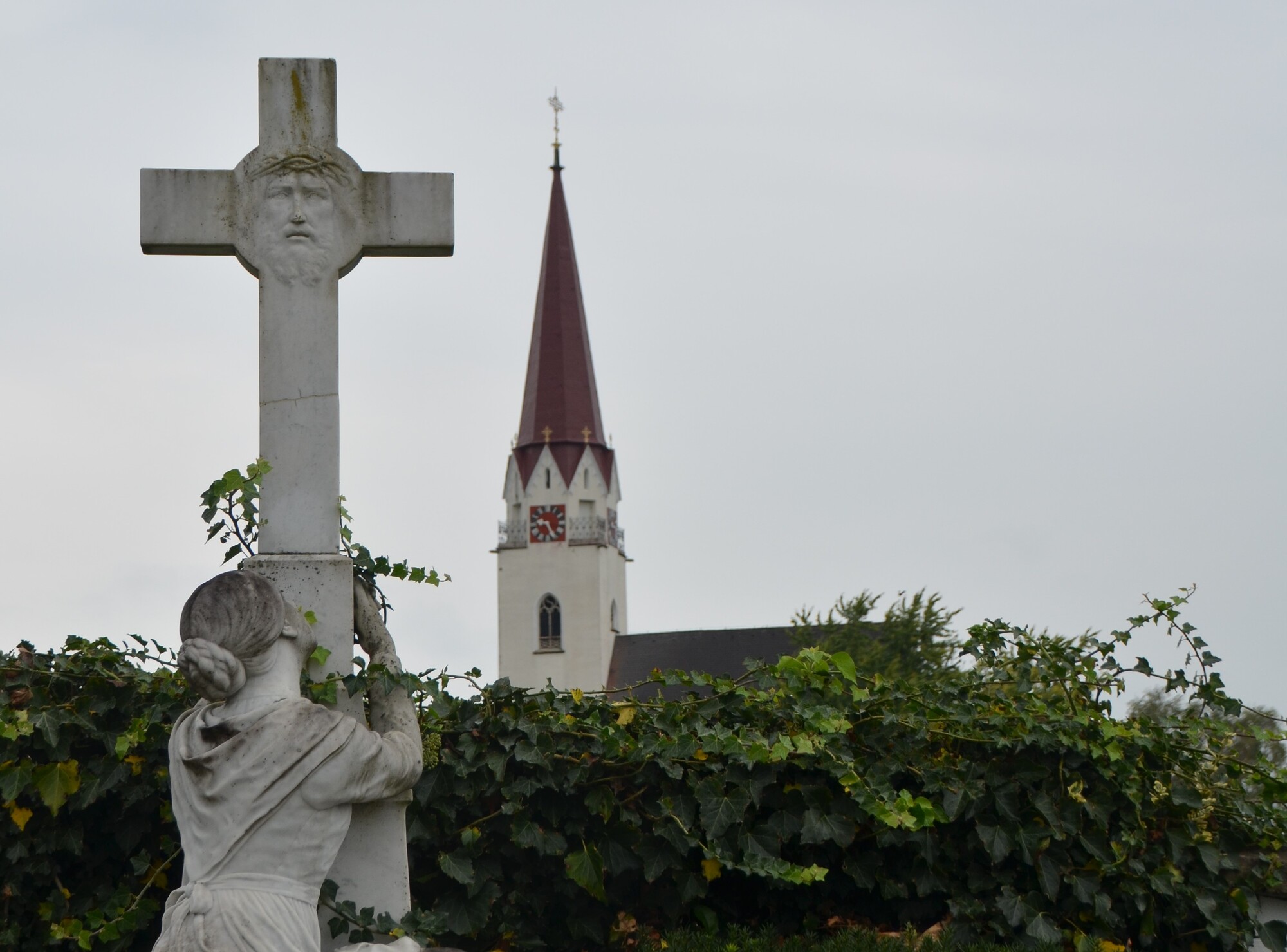 Kreuz und Kirche 