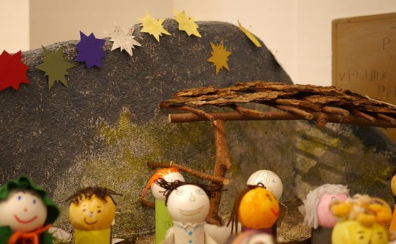 Sterne strahlen über der Kinderkrippe